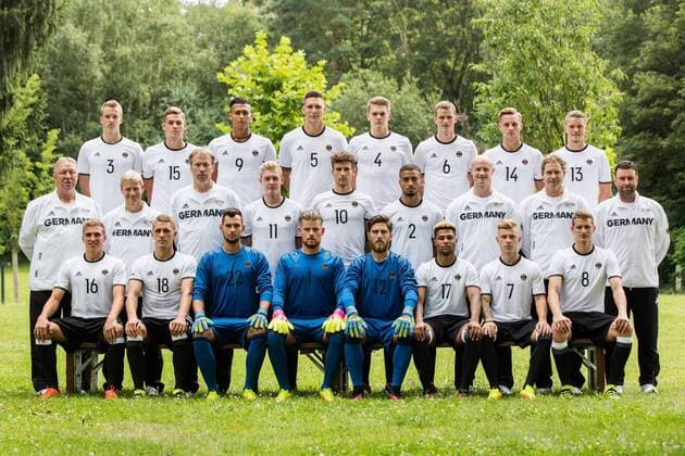 02.08.2016, xfux, Fussball, Deutschland DFB Olympiateam Fototermin, emspor emonline, v.l. Mannschaftsfoto, Kader Back row L-R: Lukas Klostermann, Max Christiansen, Davie Selke, Niklas Suele, Matthias Ginter, Sven Bender, Robert Bauer, Philipp Max; Mid row L-R: Horst Hrubesch, Klaus Thomforde, Julian Brandt, Leon Goretzka, Jeremy Toljan, Krunoslav Banovcic, Marcus Sorg, Patrick Reifenscheidt; Front row L-R: Grischa Proemel, Nils Petersen, Eric Oelschlaegel, Timo Horn, Jannik Huth, Serge Gnabry and Max Meyer pose during the German Olympic Football Team Photocall Neu-Isenburg