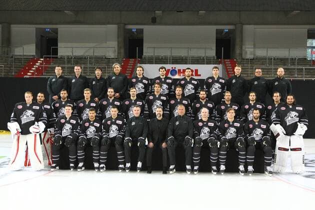 03.08.2016 - Eishockey - Saison 2016 2017 - DEL - Thomas Sabo Icetigers Ice Tigers Nürnberg - Mannschaftsfoto - MaWi - Mannschaftsfoto Thomas Sabo Icetigers Ice Tigers Nürnberg hintere Reihe v.l.n.r.: Andre Dietzsch (Torwart Trainer Thomas Sabo Ice Tigers Nürnberg), Dr. Thomas Schneider (Mannschaftsarzt Thomas Sabo Ice Tigers Nürnberg), Thomas Schinko (Physiotherapeut Thomas Sabo Ice Tigers Nürnberg), Dr. Thomas Hirn (Mannschaftsarzt Thomas Sabo Ice Tigers Nürnberg), Patrick Buzas (21, Thomas Sabo Ice Tigers Nürnberg), Marco Pfleger (47, Thomas Sabo Ice Tigers Nürnberg), Andrew Kozek (19, Thomas Sabo Ice Tigers Nürnberg), Vladislav Filin (74, Thomas Sabo Ice Tigers Nürnberg), Patrick Billinger (Equipment Manager Thomas Sabo Ice Tigers Nürnberg), Ralf Neiß (Equipment Manager Thomas Sabo Ice Tigers Nürnberg), Eckhart Acker (Athletiktrainer Thomas Sabo Ice Tigers Nürnberg) mittlere Reihe v.l.n.r.: Andreas Jenike (29, Thomas Sabo Ice Tigers Nürnberg), Philip Lehr (20, Thomas Sabo Ice Tigers Nürnberg), Sasa Martinovic (23, Thomas Sabo Ice Tigers Nürnberg), Marcus Weber (24, Thomas Sabo Ice Tigers Nürnberg), Marius Möchel Moechel (77, Thomas Sabo Ice Tigers Nürnberg), Colten Teubert (33, Thomas Sabo Ice Tigers Nürnberg), Oliver Mebus (22, Thomas Sabo Ice Tigers Nürnberg), David Steckel (39, Thomas Sabo Ice Tigers Nürnberg), Brandon Segal (26, Thomas Sabo Ice Tigers Nürnberg), Brett Festerling (2, Thomas Sabo Ice Tigers Nürnberg), Jesse Blacker (9, Thomas Sabo Ice Tigers Nürnberg), Jens Meilleur (79, Thomas Sabo Ice Tigers Nürnberg), Jochen Reimer (32, Thomas Sabo Ice Tigers Nürnberg) vordere Reihe v.l.n.r.: Danny Syvret (5, Thomas Sabo Ice Tigers Nürnberg), Yasin Ehliz (42, Thomas Sabo Ice Tigers Nürnberg), Patrick Reimer (17, Thomas Sabo Ice Tigers Nürnberg), Mike Flanagan (Co-Trainer Thomas Sabo Ice Tigers Nürnberg), Martin Jiranek (Sportdirektor Thomas Sabo Ice Tigers Nürnberg), Rob Wilson (Trainer Thomas Sabo Ice Tigers Nürnberg), Steven Reinprecht (28, Thomas Sabo Ice Tigers Nürnberg), Leo Pföderl Pfoederl (93, Thomas Sabo Ice Tigers Nürnberg), Philippe Dupuis (91, Thomas Sabo Ice Tigers Nürnberg)
