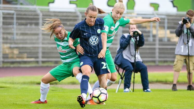 Fußball, Frauen, VfL Wolfsburg - SV Werder Bremen; vl Jessica Golebiewski, Caroline Graham Hansen (Wolfsburg, 26), Michelle Ulbrich Zweikampf, Duell, duell, tackle, Tackling, Aktion, action. xtgx