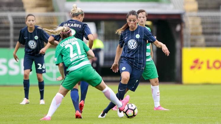 Fußball, Frauen, VfL Wolfsburg - SV Werder Bremen; vl Meggie Schröder, Sara Björk Gunnarsdottir (Wolfsburg, 7) Zweikampf, Duell, duell, tackle, Tackling, Aktion, action. xtgx