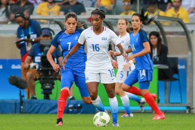 Rio 2016, Fußball, Damen, USA - Frankreich Olympics 2016 Football BH BELO HORIZONTE, MG - 06.08.2016: OLYMPICS 2016 FOOTBALL BH - Crystal DUNN, United States, is marked by Amel MAJRI, France, and the background Louisa Cadamuro, France, during the match between United States (USA) x France (FRA) at the Football Group G Olympic Women, the Olympics Rio 2016, held at the Mineirao Stadium in the host city Belo Horizonte, MG. (Photo: Dudu Macedo Fotoarena) x1172477x DuduxMacedo