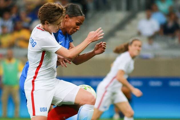 Rio 2016, Fußball, Damen, USA - Frankreich Olympics 2016 Football BH BELO HORIZONTE, MG - 06.08.2016: OLYMPICS 2016 FOOTBALL BH - Dispute between Kadidiatou DIANI, France, and Meghan KLINGENBERG, the United States, during the match between United States (USA) x France (FRA) at the Football Group G Olympic Women, the Olympics 2016 held in Mineirao Stadium in host city Belo Horizonte, MG. (Photo: Dudu Macedo Fotoarena) x1172594x DuduxMacedo