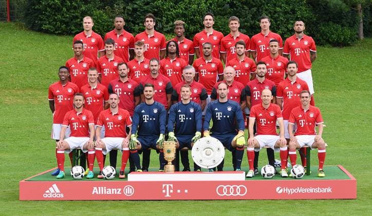 FUSSBALL 1. BUNDESLIGA SAISON 2016 2017 10.08.2016 Fototermin, Mannschaftbild beim FC Bayern Muenchen: Holger Badstuber, Jerome Boateng, Javi Martinez, Kingsley Coman, Mats Hummels, Thomas Mueller, Robert Lewandowski, Arturo Vidal (4. Reihe v.li.) Julian Green, Fabian Benko, Niklas Dorsch, Renato Sanches, Douglas Costa, Juan Bernat, Thiago Alcantara (3. Reihe v.li.) David Alaba, Joshua Kimmich, Torwarttrainer Toni Tapalovic, Co-Trainer Paul Clement, Trainer Carlo Ancelotti, Co-Trainer Hermann Gerland, Co-Trainer Davide Ancelotti, Xabi Alonso (2. Reihe v.li.) Rafinha, Franck Ribery, Torwart Sven Ulreich, Torwart Manuel Neuer, Torwart Tom Starke, Arjen Robben und Philipp Lahm (1. Reihe v.li.)
