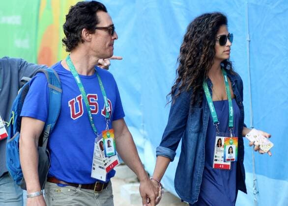 Rio 2016, Matthew McConaughey und Freundin Camila Alves beim Beachvolleyball Beachvolleyball; Olympische Spiele, 09.08.2016, Prominete Rio2016, Prominente, Olympische Spiele, 09.08.2016, Beach-Volleyball, Rio de Janeiro, Bild2: Schauspieler Matthew McConaughey mit Freundin, Hand in Hand, USA, Hollywood xnkx