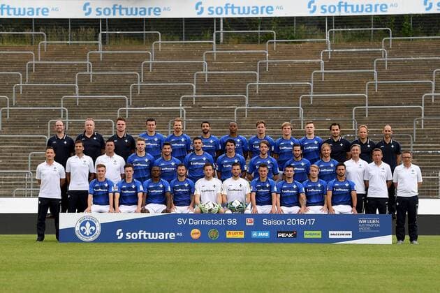 11.08.2016, xfux, Fussball GER 1.Bundesliga, SV Darmstadt 98 Fototermin, 1.BL Porträttermin Saison 2016 2017 Mannschaftsfoto emspor emonline deloka, Hintere Reihe v.l. Physiotherapeut Dirk Schmitt, Betreuer Utz Pfeiffer, Physiotherapeut Thomas Stubner, Artem Fedetsky, Immanuel Hoehn, Aytac Sulu, Junior Diaz, Sandro Sirigu, Florian Jungwirth, Daniel Thur, Physiotherapeut Sebastian Gilles, Mannschaftsarzt Dr. Klaus Poettgen, Mannschaftsarzt Dr. Thomas Saltzer Mittlere Reihe v.l. Teammanager Michael Stegmayer, Fitnesstrainer Kai Peter Schmitz, Torwarttrainer Dimo Wache, Felix Platte, Antonio Colak, Benjamin Gorka, Dominik Stroh-Engel, Peter Niemeyer, Mario Vrancic, Jan Rosenthal, Co-Trainer Efthimios Kompodietas, Co-Trainer Frank Heinemann, Trainer Norbert Meier Vordere Reihe v.l. Johannes Wolff, Liam Fisch, Victor Obinna, Marcel Heller, Michael Esser, Daniel Heuer Fernandes, Denys Oliinyk, Jerome Gondorf, Fabian Holland, Can Luka Aydogan Darmstadt