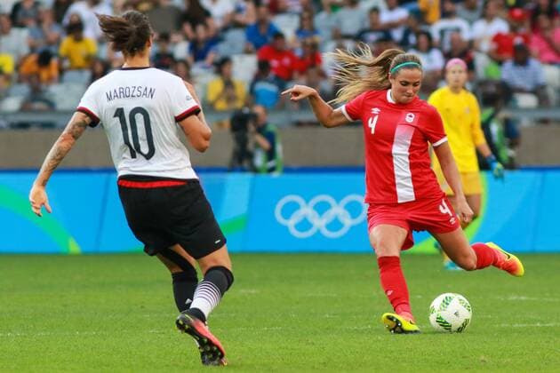 Rio 2016, Fußball, Damen, Deutschland - Kanada Olympics 2016 Football BH BELO HORIZONTE, MG - 16.08.2016: OLYMPICS 2016 FOOTBALL BH - Shelina Zadorsky, Canada, kicks ball while being observed by Dzsenifer Marozsan, Germany, during the match between Canada (CAN) vs Germany (GER), the semifinals of the Football Olympic Women, the Olympics 2016 held in Mineirao Stadium in host city Belo Horizonte, MG. (Photo: Dudu Macedo Fotoarena) x1185587x DuduxMacedo