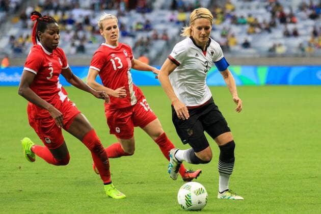 Rio 2016, Fußball, Damen, Deutschland - Kanada Olympics 2016 Football BH BELO HORIZONTE, MG - 16.08.2016: OLYMPICS 2016 FOOTBALL BH - Saskia Bartusiak, Germany& 39;stain, in, is marked by Kadeisha Buchanan and Sophie Schmidt, Canada, during the match between Canada (CAN) vs Germany (GER), the semifinals of the Football Olympic Women, the Olympics 2016 held in Mineirao Stadium, the host city Belo Horizonte, MG. (Photo: Dudu Macedo Fotoarena) x1185633x DuduxMacedo