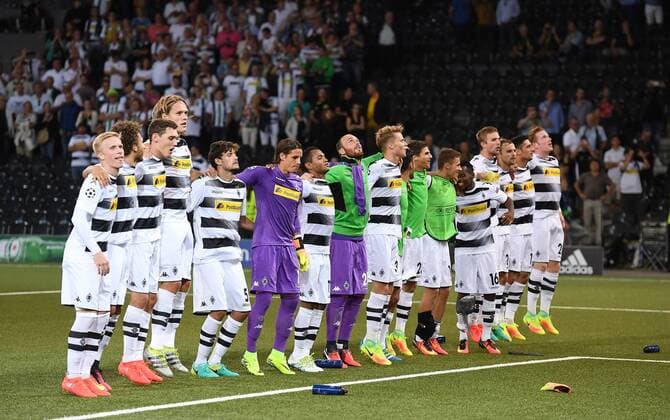 Fussball Champions League Qualifikation Saison 2016 2017 16.08.2016 BSC Young Boys Bern - Borussia Moenchengladbach SCHLUSSJUBEL Team Borussia Moenchengladbach vorn dem Gaestefanblock des Stade de Suisse in Bern; Oscar Wendt, Fabian Johnson, Andreas Christensen, Jannik Vestergaard, Tobias Strobl, Torwart Yann Sommer, Raffael, Torwart Tobias Sippel, Nico Elvedi, Mahmoud Dahoud, Thorgan Hazard, Ibrahima Traore, Christoph Kramer, Tony Jantschke, Lars Stindl und Andre Hahn (v.li.)