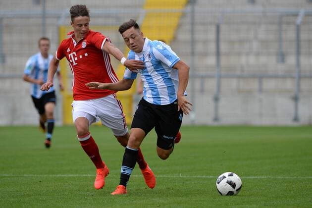 v.li.: Marco Friedl (FC Bayern München, FCB, 3) Julian Justvan (1860 München, 7) im Zweikampf, Duell, duel, tackle, Dynamik, Action, Aktion , Fussball, A-Junioren Bundesliga Süd Südwest, FC Bayern München - TSV 1860 München, xslx