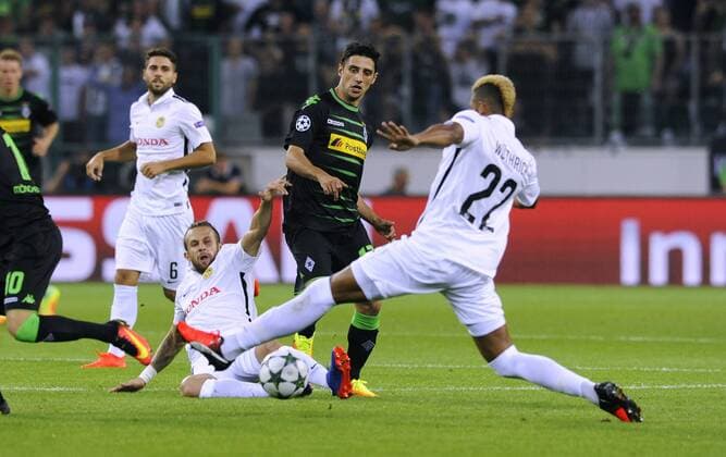 Fussball, Qualifikation zur UEFA Champions League, Herren, Saison 2016 2017, Rückspiel, Borussia Park Mönchengladbach, Bor. Mönchengladbach, BMG (schwarz) - Young Boy Bern (weiss); Lars Stindl (Gladbach), Miralem Sulejmani (YBB), Gregory Wüthrich (YBB), Aktion.