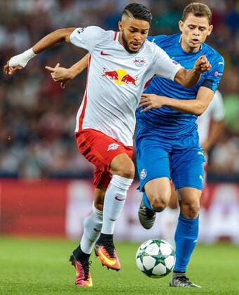 24.08.2016, Red Bull Arena, Salzburg, AUT, UEFA CL, FC Red Bull Salzburg vs Dinamo Zagreb, Play off, Rueckspiel, im Bild Maciel Wanderson (FC Red Bull Salzburg), Jonas (GNK Dinamo Zagreb) during the UEFA Championsleague Play off 2nd Leg Match between FC Red Bull Salzburg and Dinamo Zagreb at the Red Bull Arena in Salzburg, Austria on 2016 08 24. Salzburg EX_JFK