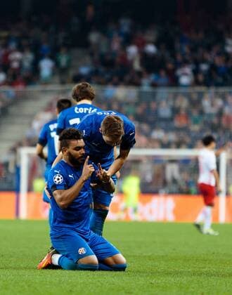 24.08.2016, Red Bull Arena, Salzburg, AUT, UEFA CL, FC Red Bull Salzburg vs Dinamo Zagreb, Play off, Rueckspiel, im Bild Torjubel Zagreb, 1:2, El Arabi Hilal Soudani (GNK Dinamo Zagreb) Goal Celebration Zagreb, 1:2, El Arabi Hilal Soudani (GNK Dinamo Zagreb) during the UEFA Championsleague Play off 2nd Leg Match between FC Red Bull Salzburg and Dinamo Zagreb at the Red Bull Arena in Salzburg, Austria on 2016 08 24. Salzburg EX_JFK
