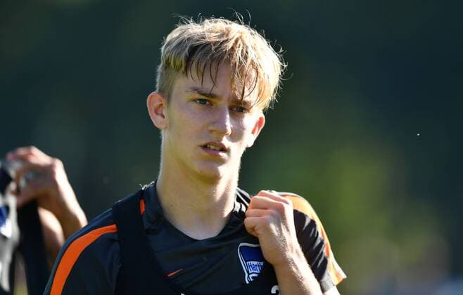 Sinan Kurt (Hertha), trägt die Bälle in die Kabine Hertha BSC-Training auf dem Schenckendorff-Platz, 1.Bundesliga 2016 2017, Fußball, Fussball, soccer, Training, Vorbereitung, Männer, Männer, Herren, Deutschland, Germany, Berlin, 24.8.2016