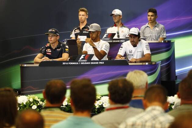 Motorsports: FIA Formula One World Championship WM Weltmeisterschaft 2016, Grand Prix of Belgium, 33 Max Verstappen (NLD, Red Bull Racing), 44 Lewis Hamilton (GBR, Mercedes AMG Petronas Formula One Team), 14 Fernando Alonso (ESP, McLaren Honda Formula 1 Team), 26 Daniil Kvyat (RUS, Scuderia Toro Rosso), 8 Romain Grosjean (FRA, Haas F1 Team), 45 Esteban Ocon (FRA, Manor Racing F1 Team), xHOCHxZWEIx