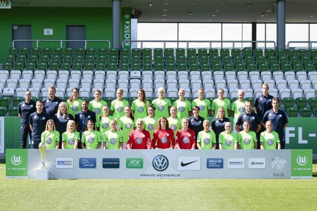 Fußball, 1. BL Damen, VfL Wolfsburg Porträttermin Mannschaftsfoto; oben von links: Andreas Lemeter (Betreuer), Jörg Schmidt (Betreuer), Sara Björk Gunnarsdottir (Wolfsburg, 7), Babett Peter (Wolfsburg, 8), Lena Goeßling (Goessling, Wolfsburg, 28), w2, Nilla Fischer (Wolfsburg; Kapitänin, captain, 4), Alexandra Popp (Alex Popp, Wolfsburg, 11), Caroline Graham Hansen (Wolfsburg, 26), Emily Van Egmond (Wolfsburg, 5) Patrick Platins (Wolfsburg, Torwarttrainer). Mitte von links: Physio Alexander Jura, Physio Ewa Gehring, Physio Omar Jose Rüppel, Noelle Maritz (Wolfsburg, 16), Tessa Wullaert (Wolfsburg, 10),Vanessa Bernauer (Wolfsburg, 18), Joelle Wedemeyer (Wolfsburg, 24), Co-Trainerin Ariane Hingst (Wolfsburg), Co-Trainerin Britta Carlson (Wolfsburg), Co-Trainer Stephan Lerch (Wolfsburg), Cheftrainer Ralf Kellermann (Wolfsburg). Untere Reihe von links: Lara Dickenmann (Wolfsburg, 21), Julia Simic (Wolfsburg, 31), Elise Bussaglia (Wolfsburg, 30), Ewa Pajor (Wolfsburg, 17), Jana Burmeister (Wolfsburg, 12), Almuth Schult (Wolfsburg, 1), Anna Blässe (Wolfsburg, 9), Stephanie Bunte (Wolfsburg, 20), Ramona Bachmann (Wolfsburg, 19),Isabel Kerschowski (Wolfsburg, 27), Fußball,Allianz Frauen Bundesliga, Fototermin VfL Wolfsburg, xtgx