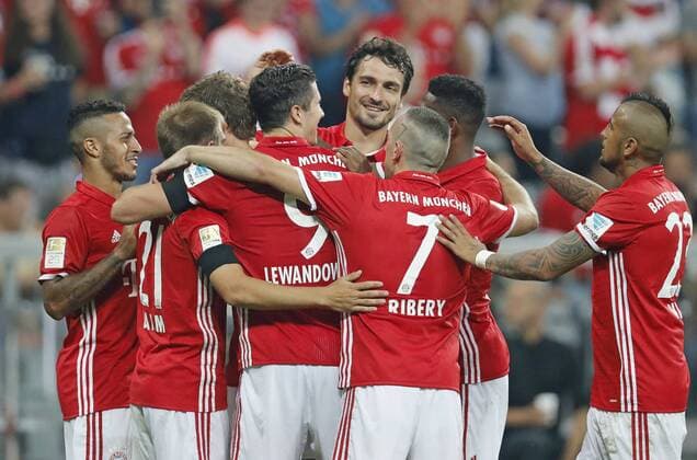 Themen der Woche - SPORT Bilder des Tages - SPORT Robert LEWANDOWSKI, FCB 9 Torschuss, schiesst das Tor zum 3-0 Torjubel, Jubel nach dem Tor mit Mats HUMMELS, FCB 5 Franck RIBERY, FCB 7 Arturo VIDAL, FCB 23 FC BAYERN MUENCHEN - SV WERDER BREMEN Fussball 1. Bundesliga , Muenchen, am 26.08.2016, 01.Spieltag, Saison 2016 2017, 1.Liga, 1.Bundesliga,FCB