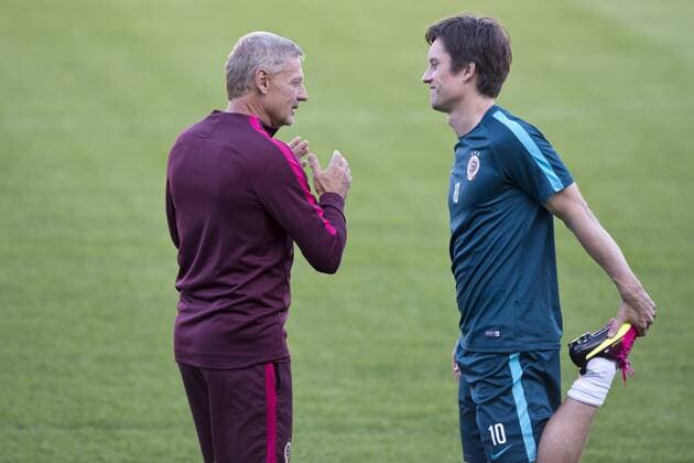 Fußball, Nationalteam Tschechien Training Tomas Rosicky, right, listen to coach Zdenek Scasny, as he attends a training session in Prague, Czech Republic, August 30, 2016. The captain of the Czech national football team, Tomas Rosicky, 35, who ended with Arsenal after ten years after last season, is returning to Sparta Praha, which will present him as its new reinforcement. (CTKxPhoto MichalxKamaryt) CTKPhotoP201608300774501 kmt 2