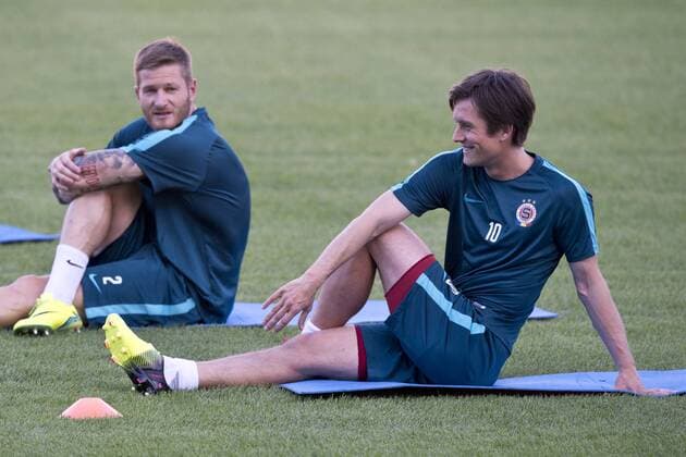 Fußball, Nationalteam Tschechien Training Ondrej Mazuch, left, and Tomas Rosicky attend a training session in Prague, Czech Republic, August 30, 2016. The captain of the Czech national football team, Tomas Rosicky, 35, who ended with Arsenal after ten years after last season, is returning to Sparta Praha, which will present him as its new reinforcement. (CTKxPhoto MichalxKamaryt) CTKPhotoP201608300774801 kmt 1
