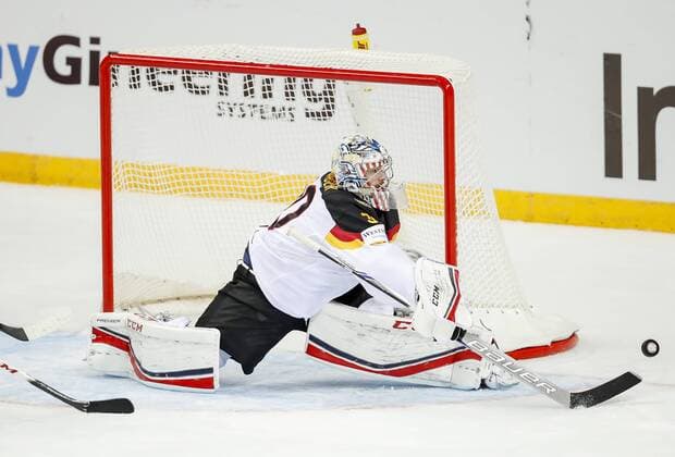 Philipp GRUBAUER, DEB 30 wehrt den Puck ab, fängt, fangen, festhalten, Aktion, Einzelbild, Freisteller, Reaktion, Spagat Einzelaktion mit Puck, Aktion, Einzelbild, Freisteller, Ganzkoerper mit Scheibe, Scheibenfuehrung, Schuss, Schusstechnik, schiesst Halbfigur, Portrait, Porträt, DEUTSCHLAND - OESTERREICH 6-0 Eishockey Olympia Qualifikation 2016 Deutschland, Deutsche Eishockey Nationalmannschaft DEB , Riga, Lettland 02.09.2016