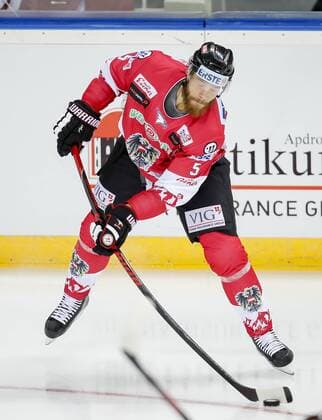Thomas RAFFL, AUT 5 Einzelaktion mit Puck, Aktion, Einzelbild, Freisteller, Ganzkoerper mit Scheibe, Scheibenfuehrung, Schuss, Schusstechnik, schiesst Halbfigur, Portrait, Porträt, DEUTSCHLAND - OESTERREICH 6-0 Eishockey Olympia Qualifikation 2016 Deutschland, Deutsche Eishockey Nationalmannschaft DEB , Riga, Lettland 02.09.2016
