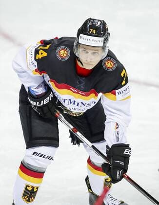 NHL Eishockey Herren USA Dennis SEIDENBERG, DEB 24 Einzelaktion mit Puck, Aktion, Einzelbild, Freisteller, Ganzkoerper mit Scheibe, Scheibenfuehrung, Schuss, Schusstechnik, schiesst Halbfigur, Portrait, Porträt, DEUTSCHLAND - OESTERREICH 6-0 Eishockey Olympia Qualifikation 2016 Deutschland, Deutsche Eishockey Nationalmannschaft DEB , Riga, Lettland 02.09.2016