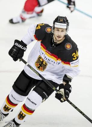 NHL Eishockey Herren USA Tom KUEHNHACKL, DEB 34 Einzelaktion mit Puck, Aktion, Einzelbild, Freisteller, Ganzkoerper mit Scheibe, Scheibenfuehrung, Schuss, Schusstechnik, schiesst Halbfigur, Portrait, Porträt, DEUTSCHLAND - OESTERREICH 6-0 Eishockey Olympia Qualifikation 2016 Deutschland, Deutsche Eishockey Nationalmannschaft DEB , Riga, Lettland 02.09.2016