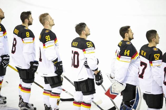 NHL Eishockey Herren USA Tobias RIEDER, DEB 8 Moritz MUELLER, DEB 91 Patrick HAGER, DEB 50 Dennis ENDRAS, DEB 44 Marcel GOC, DEB 57 ohne Helm singt, singen Hymne, Nationalhymne, Song, Deutschlandlied DEUTSCHLAND - OESTERREICH 6-0 Eishockey Olympia Qualifikation 2016 Deutschland, Deutsche Eishockey Nationalmannschaft DEB , Riga, Lettland 02.09.2016