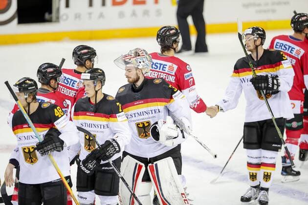 Philipp GRUBAUER, DEB 30 Daryl BOYLE, DEB 7Tom KUEHNHACKL, DEB 34 Fairness, Kollegialitaet, Umarmung, Gratulation, gratulieren, fair DEUTSCHLAND - OESTERREICH 6-0 Eishockey Olympia Qualifikation 2016 Deutschland, Deutsche Eishockey Nationalmannschaft DEB , Riga, Lettland 02.09.2016