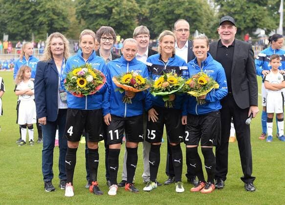 04.09.2016, xblx, Fussball 1.Bundesliga Damen, 1.FFC Frankfurt - Borussia Moenchengladbach, emspor v.l. Ehrung Olympiasiegerinnen, Kathrin Hendrich (1.FFC Frankfurt), Mandy Islacker (1.FFC Frankfurt), Vize Praesidentin Annelie Hauptvogel (1.FFC Frankfurt), Saskia Bartusiak (1.FFC Frankfurt), Innenminister Peter Beuth, Sophie Schmidt (1.FFC Frankfurt), Manager Siegfried Siggi Dietrich (1.FFC Frankfurt) Frankfurt am Main