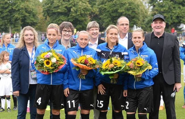 04.09.2016, xblx, Fussball 1.Bundesliga Damen, 1.FFC Frankfurt - Borussia Moenchengladbach, emspor v.l. Ehrung Olympiasiegerinnen, Kathrin Hendrich (1.FFC Frankfurt), Mandy Islacker (1.FFC Frankfurt), Vize Praesidentin Annelie Hauptvogel (1.FFC Frankfurt), Saskia Bartusiak (1.FFC Frankfurt), Innenminister Peter Beuth, Sophie Schmidt (1.FFC Frankfurt), Manager Siegfried Siggi Dietrich (1.FFC Frankfurt) Frankfurt am Main