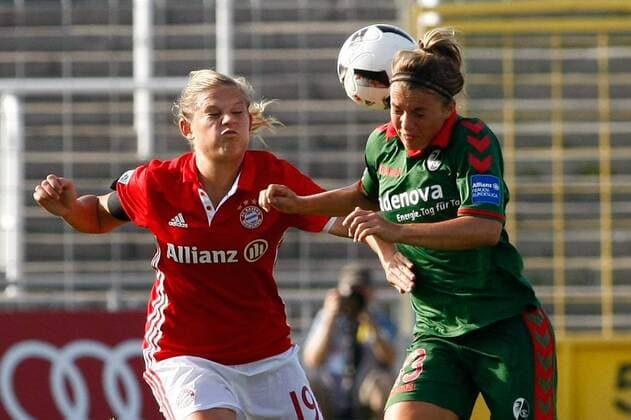 DEU, FFB, Allianz-Bundesliga, FC Bayern Muenchen vs. SC Freiburg 03.09.2016, Gruenwalder Stadion, Muenchen, DEU, FFB, Allianz-Bundesliga, FC Bayern Muenchen vs. SC Freiburg, im Bild Carina Wenninger (FC Bayern Muenchen, 19) und Sandra Starke (SC Freiburg, 13) nordphotoxRMG