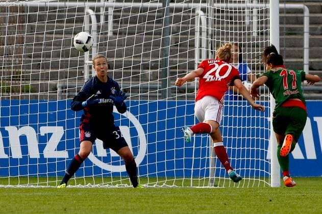 DEU, FFB, Allianz-Bundesliga, FC Bayern Muenchen vs. SC Freiburg 03.09.2016, Gruenwalder Stadion, Muenchen, DEU, FFB, Allianz-Bundesliga, FC Bayern Muenchen vs. SC Freiburg, im Bild trifft Hasret Kayikci (SC Freiburg, 11) gegen Tinja-Riikka Korpela (FC Bayern Muenchen, 32) und Leonie Meier (FC Bayern Muenchen, 20) zum 1:1 fuer Freiburg nordphotoxRMG