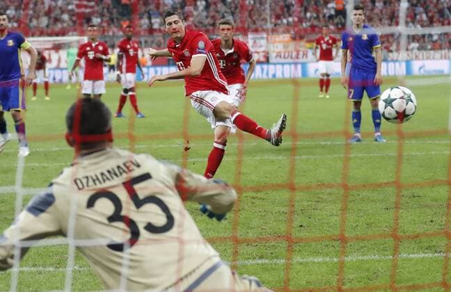 Robert LEWANDOWSKI, FCB 9 Torschuss, schiesst das Tor zum 1-0 Elfmeterschiessen, 11m, Strafstoss, Strafe, Elfmeter, Strafstoß ,Aktion, Einzelbild, Torschuss FC BAYERN MUENCHEN - FK ROSTOW Gruppnphase, Fussball UEFA Champions League, Muenchen, 13.09.2016 CL Saison 2016 2017