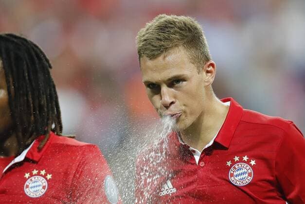 Fußball, CL, Bayern München - FK Rostow Joshua KIMMICH, FCB 32 mit Backen voller Wasser, spritzt und pustet Wasser, trinkt aus der Wasserflasche, Durst, durstig, Flüssigkeit, Durstlöscher, Wasser, Getränk, isotonisches, Ernährung, Nahrung, Sporternährung, Elektrolythaushalt, FC BAYERN MUENCHEN - FK ROSTOW Gruppnphase, Fussball UEFA Champions League, Muenchen, 13.09.2016 CL Saison 2016 2017