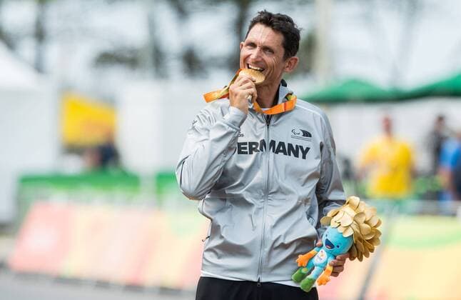 14.09.2016, Pontal, Rio de Janeiro, BRA, Rio 2016, Paralympische Sommerspiele, Handbike, Zeiitfahren, Herren, im Bild Winner Michael Teuber of Germany celebrates during the Men s Time Trial H5 of Cycling Road of the 2016 Rio Summer Paralympics at the Pontal in Rio de Janeiro, Brazil on 2016 09 14. Rio de Janeiro EP_stida