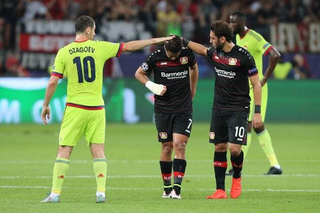 Javier Chicharito Hernandez ( 7, Bayer 04 Leverkusen) nach einem Foul mit schmerzverzerrtem Gesicht(Mitte), links Alan Dzagoev ( 10, ZSKA Moskau), recht Hakan Calhanoglu ( 10, Bayer 04 Leverkusen), Bayer 04 Leverkusen vs. ZSKA Moskau, Fussball, Champions League, 14.09.2016, Leverkusen Copyright: xDeutzmannx xEibner-Pressefotox EP_cdn