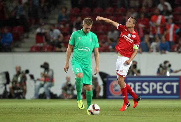 v.li.: Robert Beric (AS Saint-Etienne) enttäuscht schauend, Enttäuschung, disappointed, Niko Bungert (1. FSV Mainz 05) mit Torjubel, celebrate the goal, goal celebration, Jubel über das Tor 1:0 , Fussball, UEFA Europa League, 1. FSV Mainz 05 - AS Saint-Etienne, xmrx