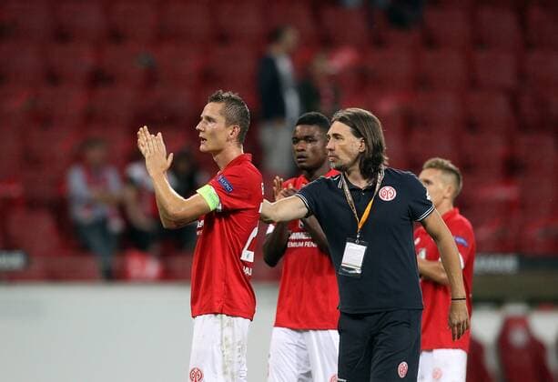 v.li.: Niko Bungert (1. FSV Mainz 05) enttäuscht schauend, Enttäuschung, disappointed, bedankt sich bei den Fans, bedanken, Dank, mit Trainer Martin Schmidt (1. FSV Mainz 05) , Fussball, UEFA Europa League, 1. FSV Mainz 05 - AS Saint-Etienne, xmrx
