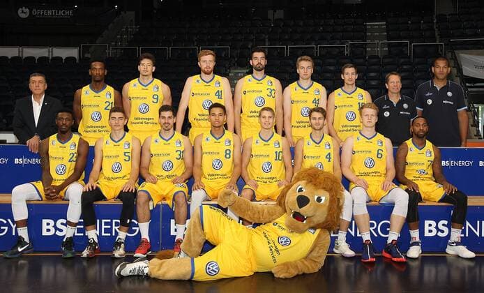 Team Basketball Löwen Braunschweig. Hintere Reihe v.l. Co Trainer Liviu Calin, Dyshawn Pierre (Basketball Loewen Braunschweig), Sid-Marlon Theis (Basketball Loewen Braunschweig), Geoffrey Groselle (Basketball Loewen Braunschweig), Jannik Freese (Basketball Loewen Braunschweig), Lars Lagerpusch (Basketball Loewen Braunschweig), Tim Schwartz (Basketball Loewen Braunschweig). Vordere Reihe v.l. Carlton Guyton (Basketball Loewen Braunschweig), Niklas Bilski (Basketball Löwen Braunschweig), Nicolai Simon (Basketball Loewen Braunschweig), Samuel Mpacko (Basketball Löwen Braunschweig), Thomas Klepeisz (Basketball Loewen Braunschweig), Constantin Ebert (Basketball Loewen Braunschweig), Luis Figge (Basketball Loewen Braunschweig), Carlos Medlock (Basketball Loewen Braunschweig)