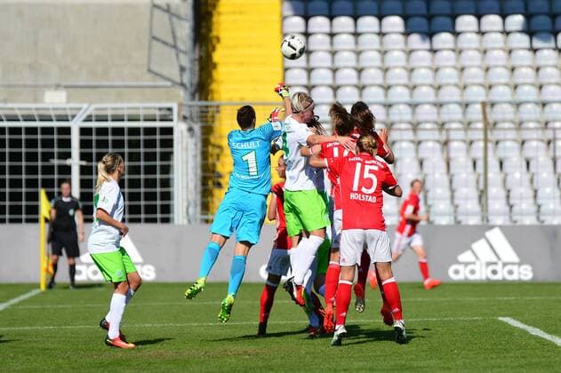 Parade von Almuth Schult (Torwart, Wolfsburg, 1) München, Deutschland, 25.09.2016 - Frauenfussball, Allianz Frauen Bundesliga, FC Bayern München - VfL Wolfsburg, Frauenfussball, Allianz Frauen Bundesliga, FC Bayern München - VfL Wolfsburg, xklx