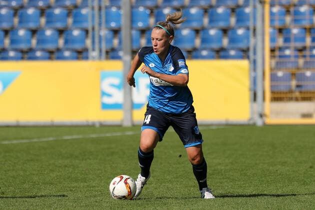 Kristin Demann (TSG, 4), am Ball, Freisteller, Ganzkörper, Einzelbild, Aktion, Action, Fussball, Allianz Frauen-Bundesliga, TSG 1899 Hoffenheim - SC Freiburg, xozx
