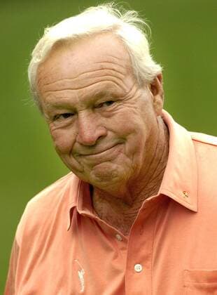 ARNOLD PALMER (Sept. 10, 1929 - Sept. 25, 2016) was an American professional golfer, who is generally regarded as one of the greatest players in professional golf history. He won numerous events on both the PGA Golf Herren Tour and Champions Tour, dating back to 1955. Nicknamed The King , he was one of golf s most popular stars and its most important trailblazer, because he was the first superstar of the s television age, which began in the 1950s. PICTURED: April 8, 2004 - Augusta, Georgia, U.S. - ARNOLD PALMER walks on the fairway of the fifth hole during the first round of the Masters golf tournament at the Augusta National Golf Club. Arnold Palmer 1929-2016 American Professional Golfer - ZUMAm67_