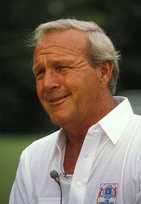 ARNOLD PALMER (Sept. 10, 1929 - Sept. 25, 2016) was an American professional golfer, who is generally regarded as one of the greatest players in professional golf history. He won numerous events on both the PGA Golf Herren Tour and Champions Tour, dating back to 1955. Nicknamed The King , he was one of golf s most popular stars and its most important trailblazer, because he was the first superstar of the s television age, which began in the 1950s. PICTURED: Sep 05, 1986 - Potomac, Maryland, U.S. - World champion golfer ARNOLD PALMER poses on green of hole after hitting two holes in one. Arnold Palmer 1929-2016 American Professional Golfer - ZUMAg47_