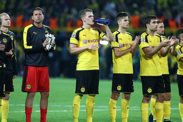Dienstag 27.09.2016, Saison 2016 2017, UEFA Champions League, Vorrunde Gruppenphase, 2. Spieltag im Dortmunder Signal Iduna Park, BVB 09 Borussia Dortmund - Real Madrid CF 2:2, Jubel der Dortmunder Spieler nach Abpfiff: Sebastian Rode (BVB), Roman Weidenfeller (Torwart, BVB), Matthias Ginter (BVB), Julian Weigl (BVB), Sokratis Papastathopoulos (BVB) und Marcel Schmelzer (BVB), v.l.