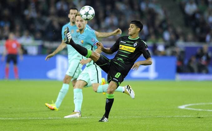 Fussball, UEFA Champions League, Herren, Saison 2016 2017, Gruppe X, 2. Spieltag, Borussia Park Mönchengladbach, Bor. Mönchengladbach (schwarz) - FC Barcelona Barca (blau); Ivan Rakitic (FC Barcelona), Mahmoud Dahoud (Gladbach), Aktion.