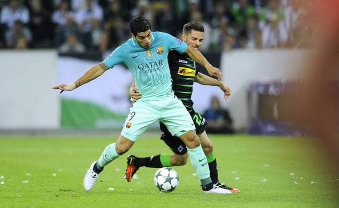 Fussball, UEFA Champions League, Herren, Saison 2016 2017, Gruppe X, 2. Spieltag, Borussia Park Mönchengladbach, Bor. Mönchengladbach (schwarz) - FC Barcelona Barca (blau); Luis Suarez (FC Barcelona), Julian Korb (Gladbach), Aktion.