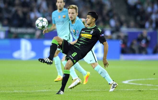 Fussball, UEFA Champions League, Herren, Saison 2016 2017, Gruppe C, 2. Spieltag, Borussia Park Mönchengladbach, Bor. Mönchengladbach (schwarz) - FC Barcelona Barca (blau) 1:2; Mahmoud Dahoud (Gladbach), Ivan Rakitic (FC Barcelona), Aktion.