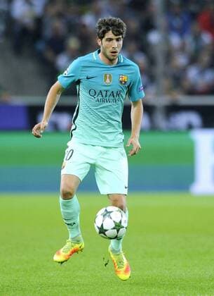 Fussball, UEFA Champions League, Herren, Saison 2016 2017, Gruppe C, 2. Spieltag, Borussia Park Mönchengladbach, Bor. Mönchengladbach (schwarz) - FC Barcelona Barca (blau) 1:2; Sergi Roberto (FC Barcelona). Aktion, Einzelbild, Freisteller.