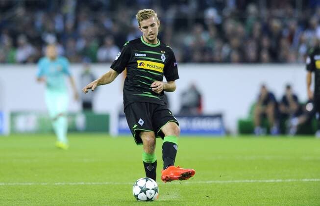 Fussball, UEFA Champions League, Herren, Saison 2016 2017, Gruppe C, 2. Spieltag, Borussia Park Mönchengladbach, Bor. Mönchengladbach (schwarz) - FC Barcelona Barca (blau) 1:2; Christoph Kramer (Gladbach). Aktion, Einzelbild, Freisteller.