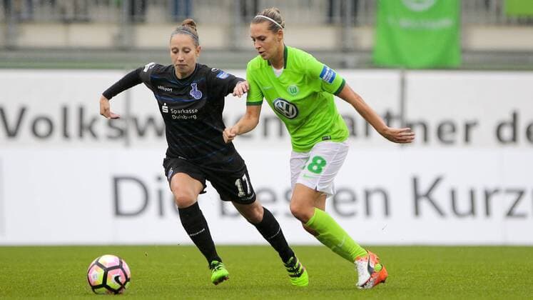 vl Yvonne Zielinski (MSv, 17), Lena Goeßling (Wolfsburg, 28) Zweikampf, Duell, duel, tackle, Dynamik, Action, Aktion, Fussball, Allianz Frauen Bundesliga, VfL Wolfsburg - MSV Duisburg, xtgx
